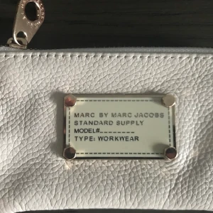 ÄKTA NY MARC JACOBS NYCKELHÅLLARE/BÖRS - En nyckelhållare som oxå kan användas som börs från MARC JACOBS i läder. Fick i present men aldrig kommit till användning. Nypriset är ca 900kr. Kan postas mot fraktkostnad.