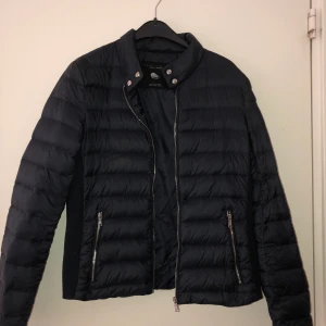 Dunjacka  - Jätte snygg dunjacka ifrån Zara. Har aldrig använt den för den är lite för stor, storlek S. Bud från 100kr 💖
