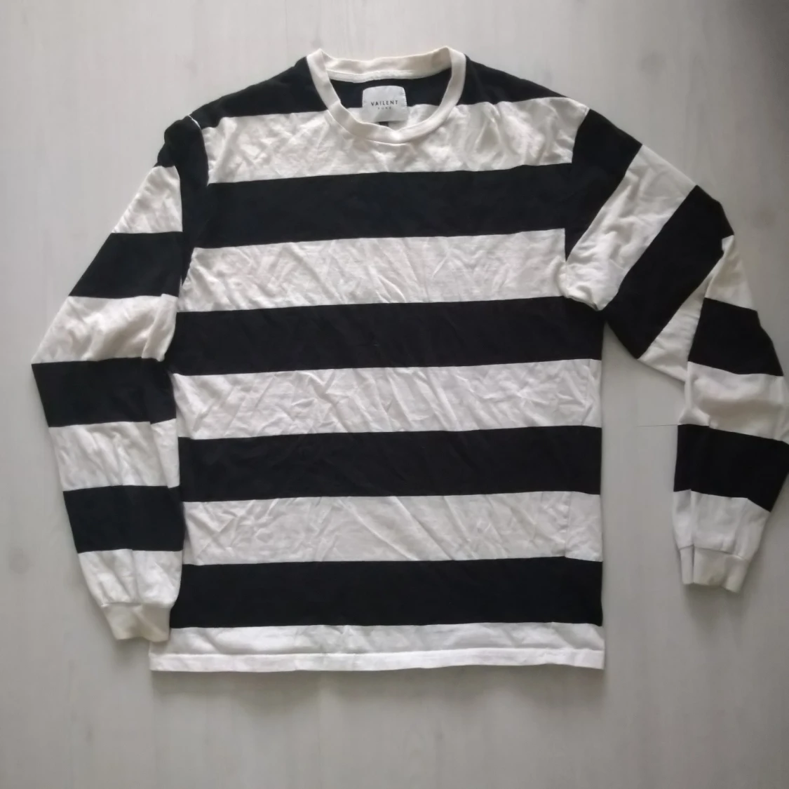 Vit svart randig tröja