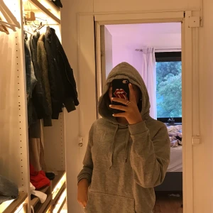 Hoodie från Cubus  - Säljer en hoodie från Cubus har nästan aldrig använt den frakt ligger på 33 kr