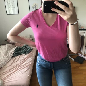 Ralph Lauren t-shirt - Fin t-shirt som används, fortfarande fint skick och inga skador, allt kommer alltid nytvättat och strykt vid behov