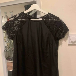  - Jättefin tshirt/blus med spets på axlarna från GinaTricot. Storlek 34, Finns inte längre att köpa i butik💛✨ 100kr + frakt 39kr