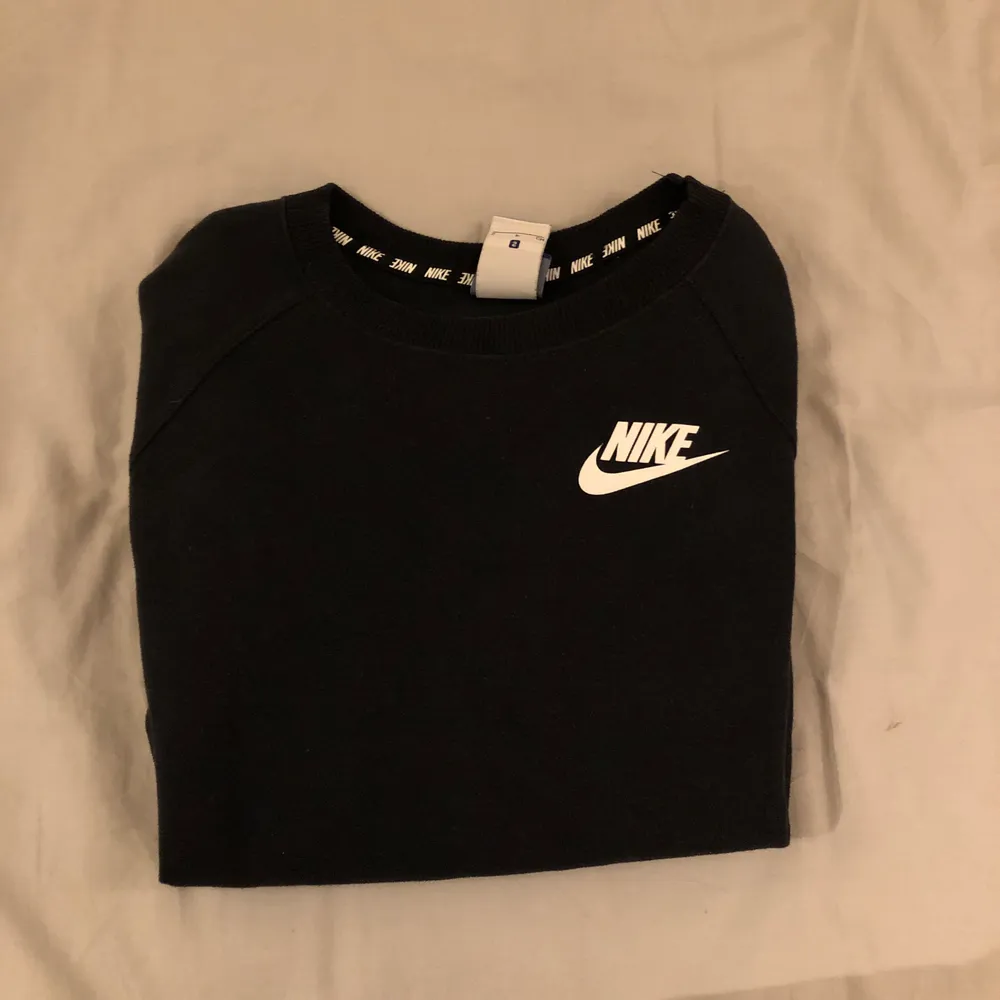 Säljer nu min svarta Nike sweatshirt i ett ganska tunnt material. Den är köpt för ca 2 år sedan på stadium, nypris då låg på ca 500kr så säljer för bara 170kr då jag köpte den för två år sen🥰. Hoodies.