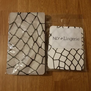 Fishnets - Fishnets med stora hål. Helt oanvända. Säljer båda för 79kr exklusive frakt (22kr). Dock ingår alltid gratis frakt vid köp över 300kr. Skriv i dm vid intresse eller för frågor. 