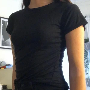Ribbad tshirt - Svart ribbad tshirt från lager 157, aldrig använd då den är lite förliten för mig. 50 kr + frakt