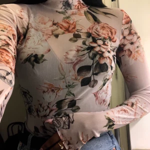 Super fin mesh topp från BikBok!🌸 stl xs - Mesh topp från Bikbok, använd 1-2 ggr. Köpt för 299 men säljes för 100kr. Säljes pga att den knappt används. Stl xs men passar även S. Kan alternativt mötas upp centralt i Stockholm (Stadshagen/t-centralen/Fridhemsplan/Solna) 