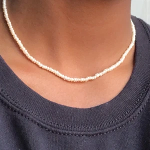 Pärlhalsband - Pärlshalsband i väldigt bra skick💞 Har själv ett eget som har håller nu i samma skick i mer än ett år:)) har inte många inne så skynda!!