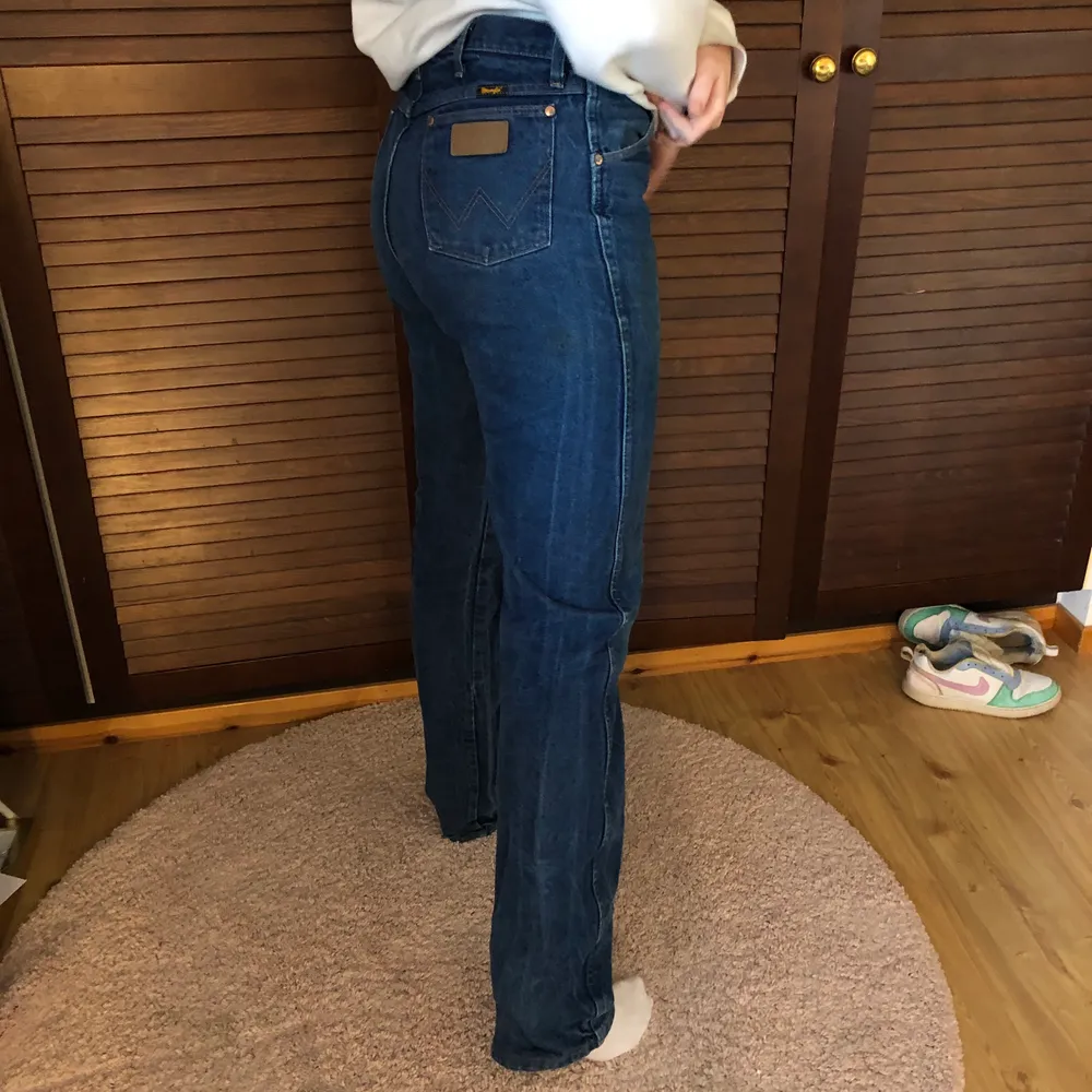 Wrangler jeans, straight,  lite stentvättad mörkblå. Säljer för att de har blivit fel storlek. Lägst 450 kr + frakt. Använda. Midjemått: 94 cm Längd, från botten till midjan: 123 cm . Jeans & Byxor.