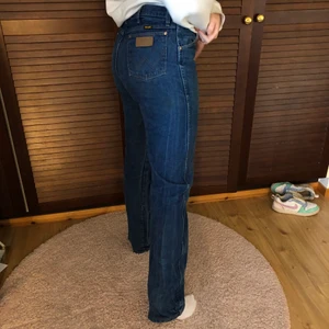 Wrangler Jeans - Wrangler jeans, straight,  lite stentvättad mörkblå. Säljer för att de har blivit fel storlek. Lägst 450 kr + frakt. Använda. Midjemått: 94 cm Längd, från botten till midjan: 123 cm 
