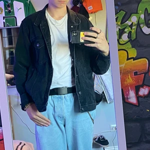 Jeansjacka  - Riktigt snygg svart jeansjacka. Använd några få gånger, 10/10 i skicka. Strl M. Kom gärna med bud :) Nypris 300 säljs för 150.