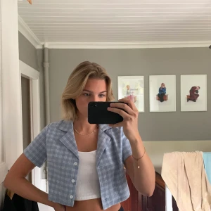 Blå croppad skjorta - Trendig croppad skjorta, helt oanvänd. Påminner om de som säljs hos brandy Melville. 100kr+frakt🦋