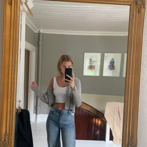 Grå kofta - Grå kofta med slittar på armarna. 75kr+frakt🦋