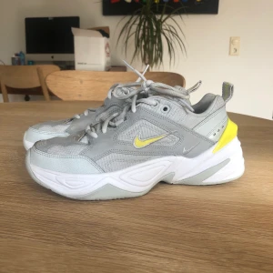 Nike Wmns M2K Tekno Essential 37.5  - Säljer mina fina skor från Nike eftersom att de är för stora för mig, har använt dom endast ett fåtal gånger. Nypriset är 1.100kr men jag säljer dom för endast 500! köparen står för frakten! 🤍🤍