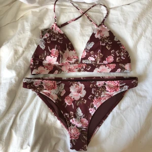 Bikini från H&M  - Jättefin blommig bikini från H&M, köpt i somras men inte kommit till användning! Överdel och underdel kan säljas separat❤️nypris överdel 150kr, nypris underdel 100kr, både delarna är i strl 36