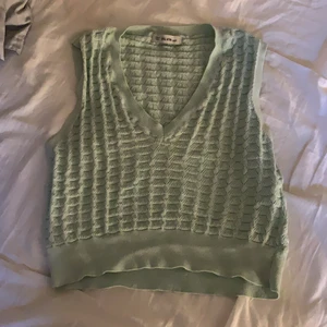 Söt väst - Köpt från chiquelle i storlek XS. Tunt stickad väst väldigt söt och passar bra med t-shirt under. Nypris är 299 kr. Buda gärna i kommentarerna 👍🏼