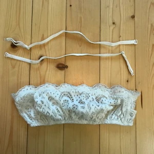 Tubtopp i spets med band  - En tubtopp i spets med tillhörande band, inte säker på storleken men det skulle kunna vara en XS. Från Bik Bok.