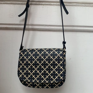 MALENE BIRGER VÄSKA - - Söt Malene Birger ”crossby” väska  - Bra skick - Nypris ca 1000  - Bredd: 19cm, djup: 7cm, höjd: 16cm  