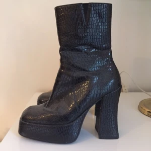  - 70-tals inspirerade stövletter, svarta 