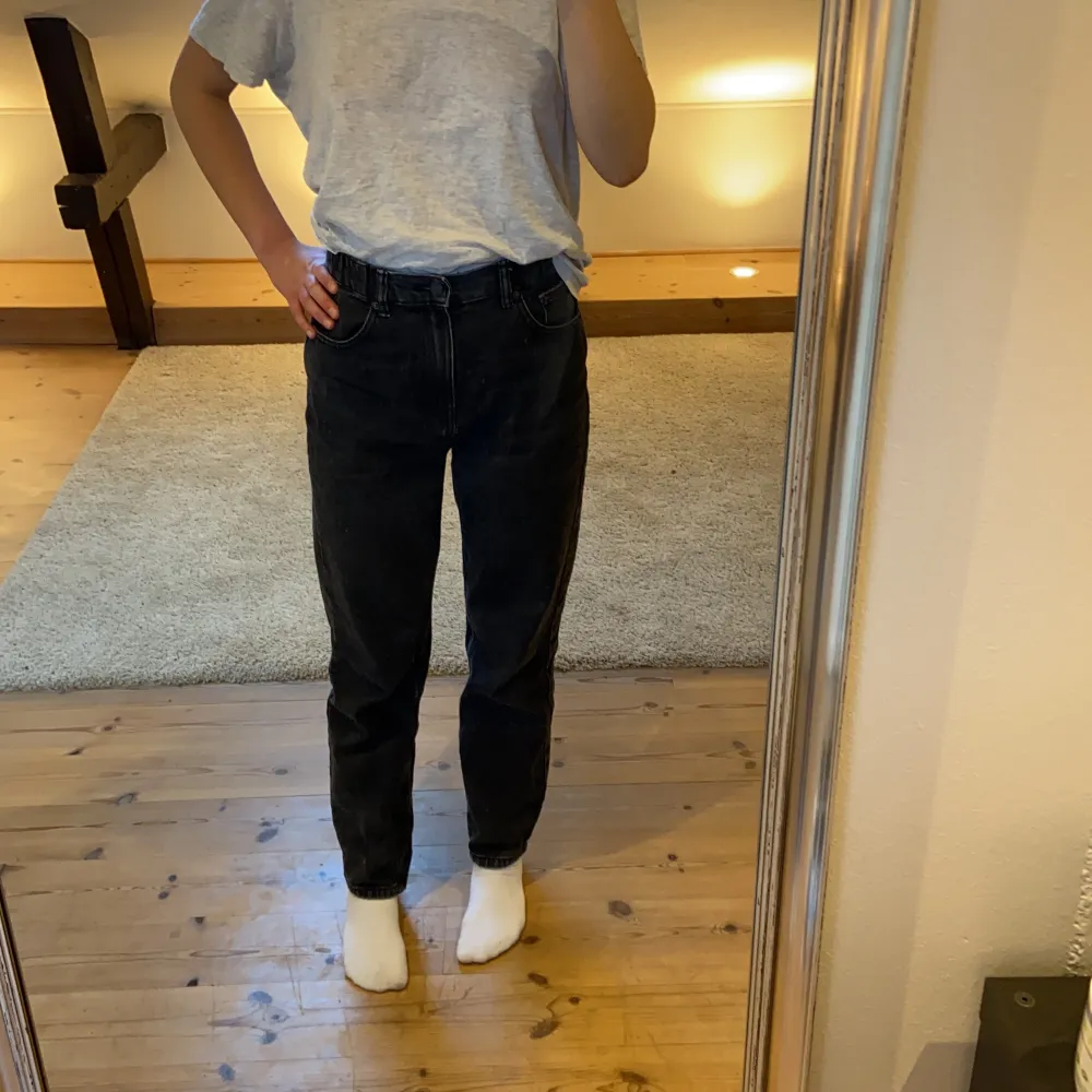 Svarta jeans från Pull&Bear i strl 34. Använda 1 gång och säljes pga fel storlek. Är 167 cm lång och jeansen passar min längd.. Jeans & Byxor.