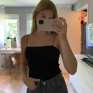 Svart linne - Supersnyggt svart linne från BikBok (frakt tillkommer)