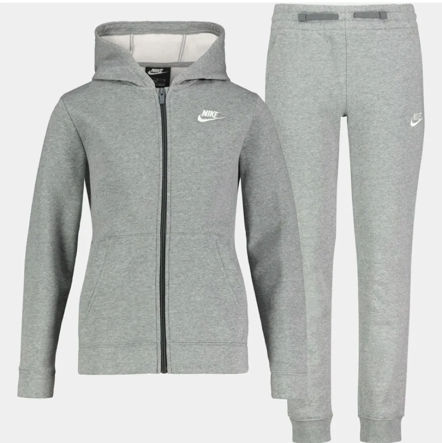 Helt ny Nike kofta, aldrig använd och prislapp kvar, säljer pågrund av för stor för mig, den är lite oversized på mig och jag har oftast xs-xxs, unisex , skriv privat för fler bilder, köpt för 799. Tröjor & Koftor.