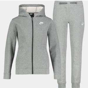 Helt ny Nike kofta, aldrig använd och prislapp kvar, säljer pågrund av för stor för mig, den är lite oversized på mig och jag har oftast xs-xxs, unisex , skriv privat för fler bilder, köpt för 799