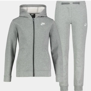 Nike kofta - Helt ny Nike kofta, aldrig använd och prislapp kvar, säljer pågrund av för stor för mig, den är lite oversized på mig och jag har oftast xs-xxs, unisex , skriv privat för fler bilder, köpt för 799
