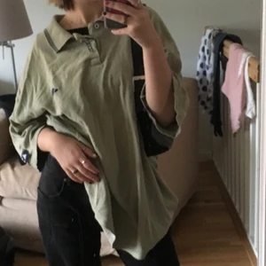 Adidas tröja  - Säljer denna riktigt mysiga och oversized adidas polon. Den är i en grön- beige färg och passar perfekt om man vill ha en riktig street look. Säljer pga inte använt. Skriv för mer bilder!💘