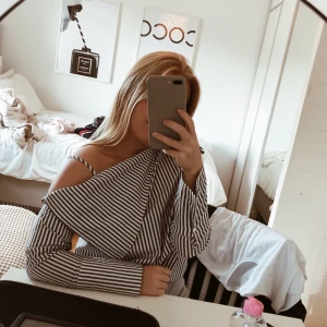 Oversized blus 40kr  - Cool blus! Storlek 38, jag är en 34-36 men gillar oversized. 40kr. Köparen betalar frakten! 