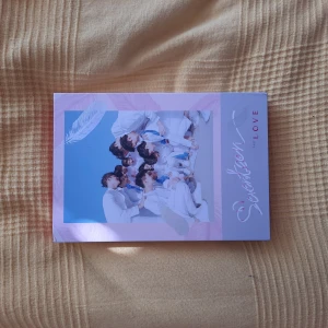 Kpop album Seventeen  - Seventeen album first love.                                          Köpte albumet på bengans förra året. Spelat skivaskivan 1 gång. Allt innehåll är med. Köparen står för frakten.