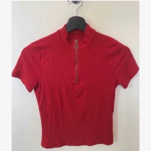 Hollister t-shirt - Jätte nice material och är i bra skick även om de e  använd ganska mycket! Frakt ingår i priset!👍❤️