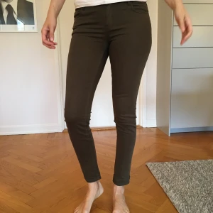 Massimo Dutti byxor - Khaki - Säljer mina otroligt mjuka och sköna byxor inköpta på Massimo Dutti. Fem olika par; Vita/creme, isblå, ljusrosa samt khakigröna. Säljer dem för 150 kr/STYCK då de bara är använda ett fåtal ggr. De vita/creme är i storlek 36, övriga är 38 - dock ingen stor skillnad på dessa. Tajta men med stretch i. Person på bild är 178 cm lång. Kan även mötas upp i Göteborg. Ev frakt tillkommer.
