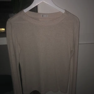 Stickad tröja stl S - Varm mysig stickad tröja, nästan helt oanvänd.