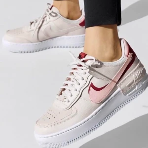 Nike air force 1 Shadow White coral pink - Jag säljer mina Nike Air Force i storlek 41. Köpte det nu i julas och har använt de väl. Säljer de pga att jag aldrig använder de längre. Köpte de för 1 100kr helt nya från Zalando. 