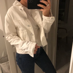 Vit jeans jacka - Säljer denna superfina och perfekta vita jeans jackan till hösten! Den är i superfint skick och utan några fläckar eller liknande. Jackan är i stl. S och är i från Bik Bok. Frakt ingår ej i priset men kan även mötas upp i Stockholms området. 