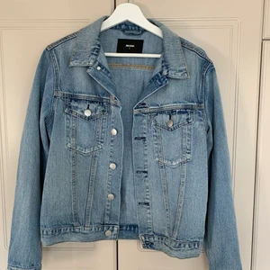 Jeansjacka Bikbok   - Hejsan! Säljer nu min jeansjacka från Bikbok i storlek S. Endast använt jackan en gång så den är i nyskick. Bara att höra av er om ni vill ha fler bilder eller har någon fråga! 