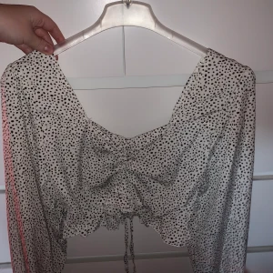 Prickig topp - Frakt 30kr