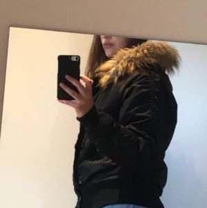 CROCKET VINTERJACKA - En streetstyle-bomber vinterjacka från Crocker. Knappt använd men väldigt fin, inga skador och tjock! Nypris:1000kr mitt pris:500kr då den knappt använda(priset kan diskuteras)! Kan mötas upp i Lund och posta gratis. Skriv vid intresse 