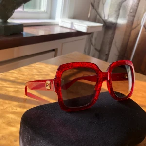 GUCCI sunglasses - Väldigt bra skick! Använda försiktigt och ligger alltid i sin förpackning annars. Buda från 1300kr, skickas mot frakt eller mötas upp i Stockholm! 