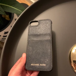 Michael kors skal - iPhone 7 skal. Äkta. Ska försöka få bort fläcken som är på. Det kommer nog gå bort eftersom det är puder. Original pris 649kr