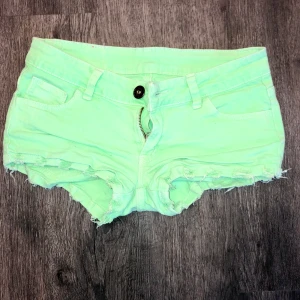 Shorts - Snygga neon gröna shorts. Det står storlek M i shortsen, men dom är väldigt små i storleken så skulle säga att det är storlek S. Pris kan diskuteras.