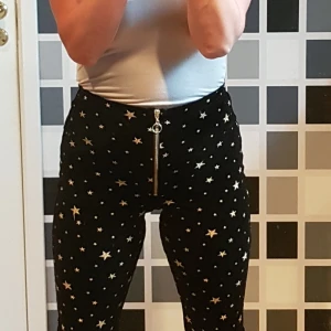 Vid byxa 70-tal - Vid svart sammetsbyxa från topshop med guldstjärnor.