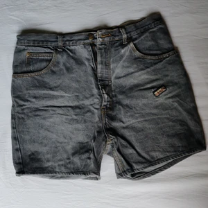 Grå shorts - Grå shorts köpta på humana. Aldrig använt då dom är för stora. Synd för dom är skit snygga 🎉 snygg touch med ett adidas märke på vänstra sidan!💃