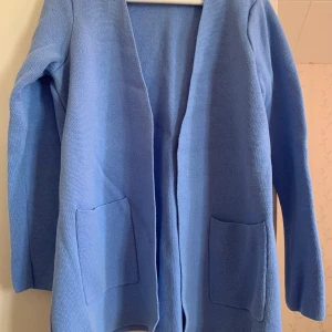 Ytterplagg från Gina Tricot✨ - Jättefin ”kofta” med fickor✨ Från Gina Tricot Aldrig använd✨ Strl M Nypris 399kr✨