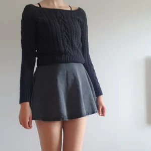 Varm stickad tröja  - Varm stickad tröja med smickrande boat neck i storlek 36. Har gått upp lite i nacken men det syns knappt när man har den på sig (skicka dm för bild). Säljer för 49kr exklusive frakt (63kr) men bjuder på frakten vid köp över 300 kr i min butik. 