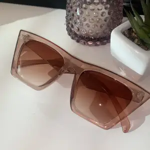 Solglasögon från Nelly.com, aldrig använda. Sista bilden är samma fast i svart för att visa modellen bättre. Köpta för 139:-