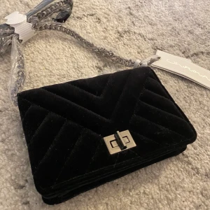 Kedjeväska  - Kedjeväska i sammet🖤