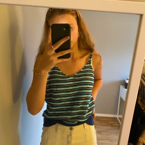 Linne - Ett fint linne från benetton. Linnet är i storlek one size och säljs för 100kr utan frakt