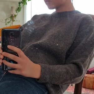 Grå sweatshirt - Mysig grå (ganska mörk) stickad sweatshirt från Bik Bok 🥰 stor i storleken men passar XS-L tror jag! Sitter bra på mig och har S/M. Frakt tillkommer på 66 kr. Priset går att diskutera 🤍