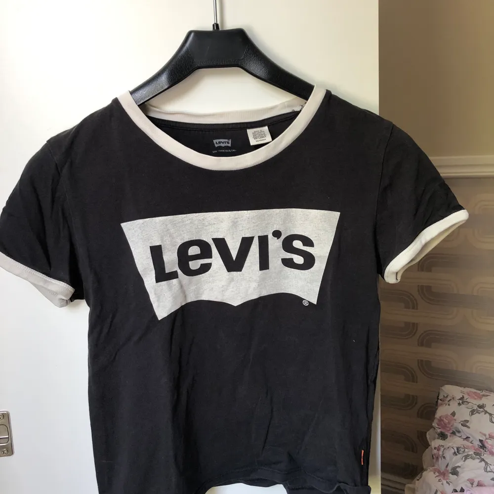 En T-shirt från Levi’s i storlek XS, en ganska croppad modell 🌸. T-shirts.